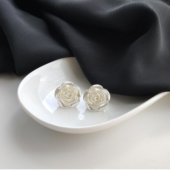 💙💕💕Last one Pearl Flower Stud Earrings - Picture 6 of 15